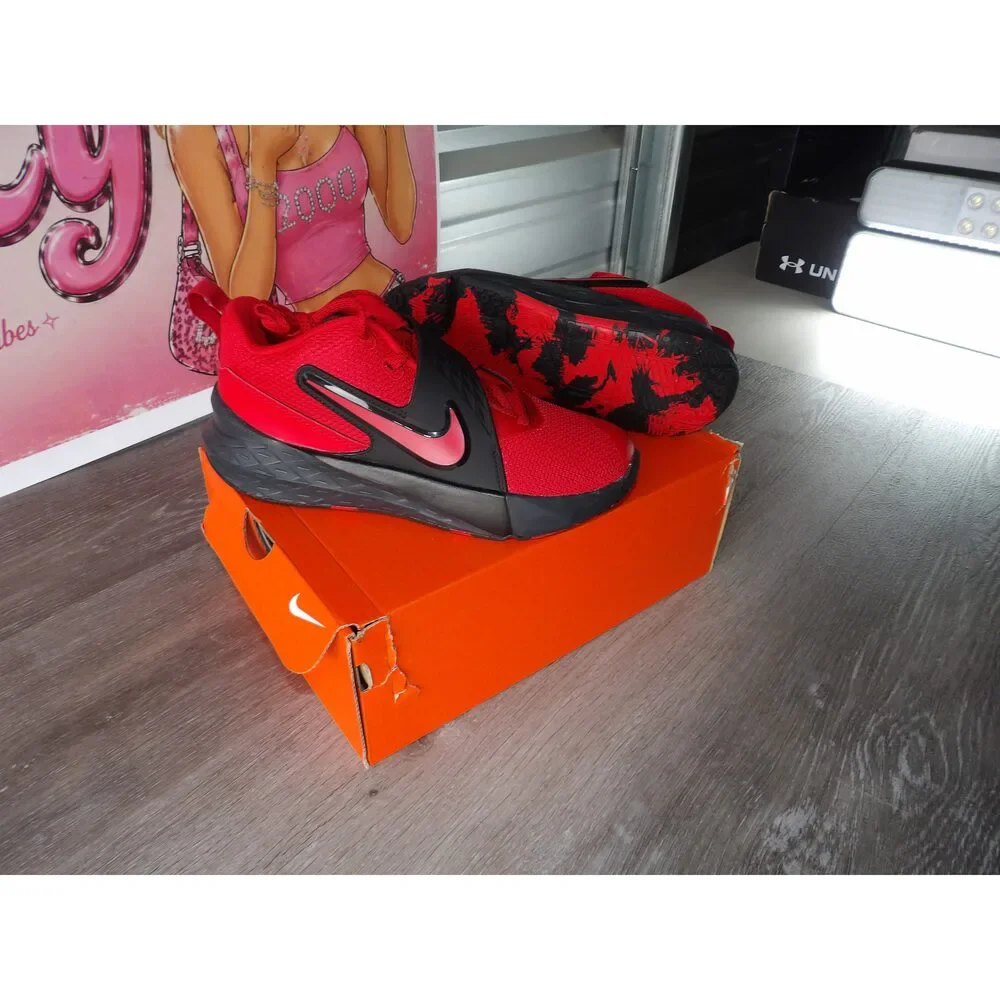 Nike - Team Hustle D 12 Basketball Shoes (Size US 4Y)